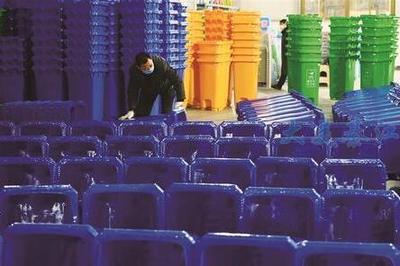 綦江大小企業(yè)全面復(fù)產(chǎn)復(fù)工 車間“點(diǎn)火”工廠“冒煙”塑業(yè)迎新機(jī)